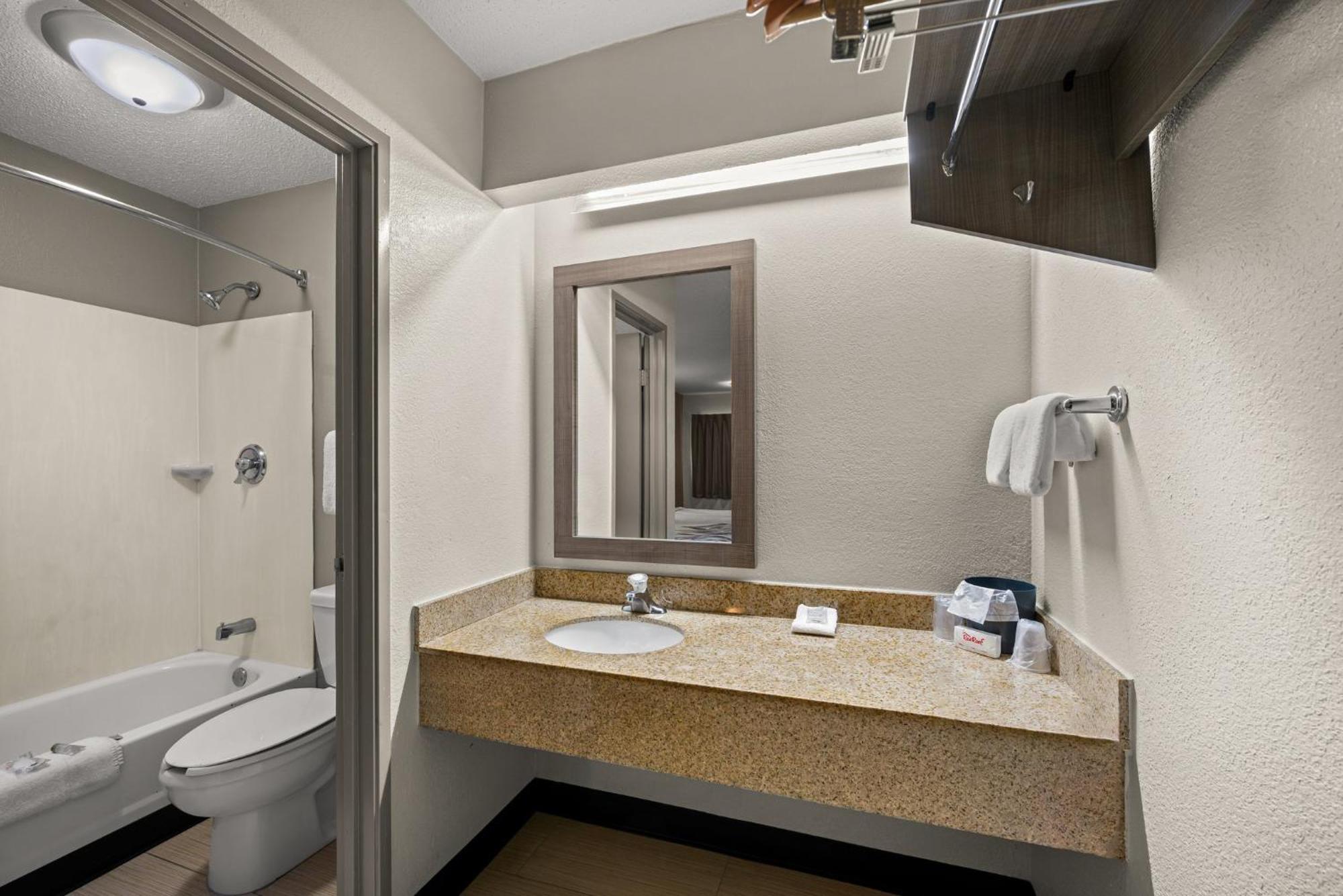 Red Roof Inn Detroit - Royal Oak/Madison Heights Bagian luar foto