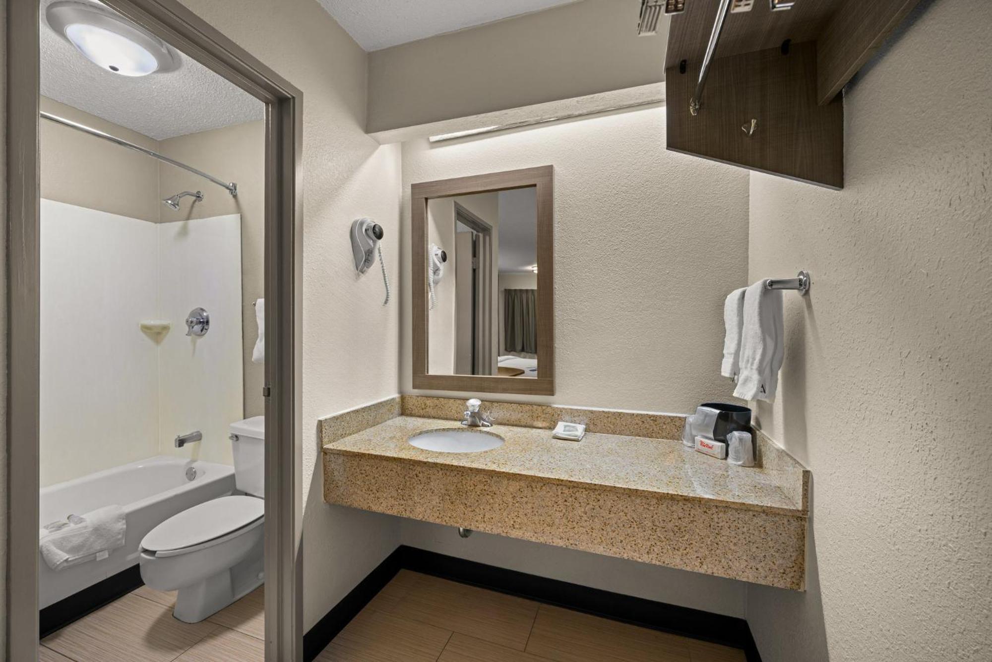 Red Roof Inn Detroit - Royal Oak/Madison Heights Bagian luar foto