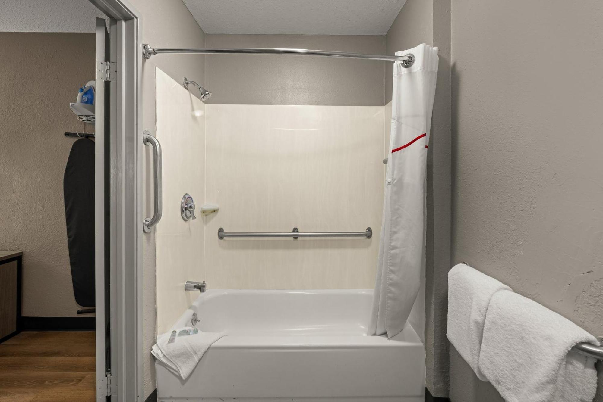 Red Roof Inn Detroit - Royal Oak/Madison Heights Bagian luar foto
